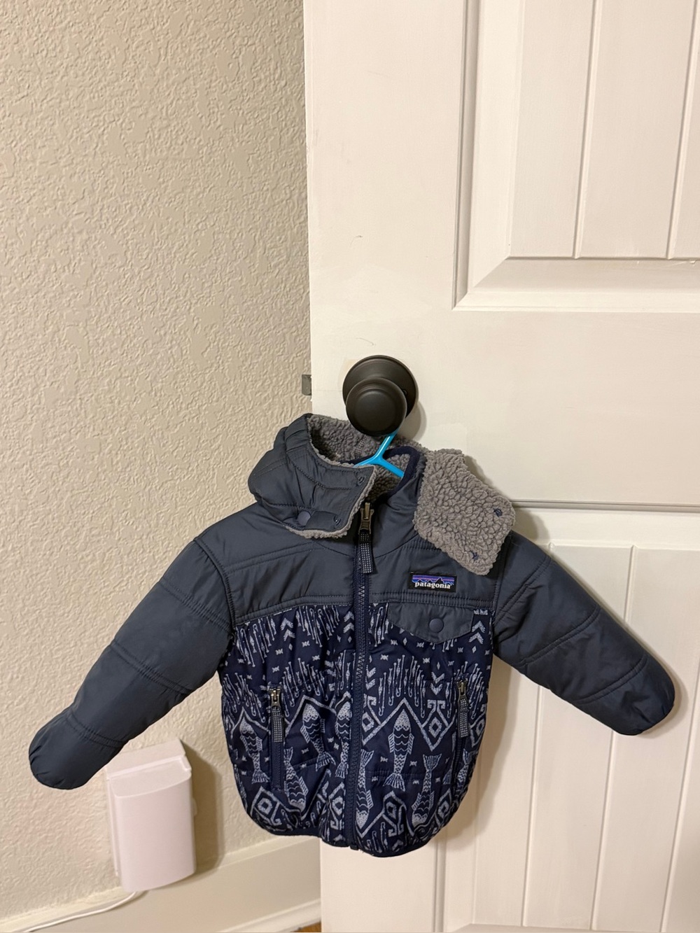 Patagonia - Baby Hooded Winter Coat in Navy Geometric Print 6-12M - Picture 5 of 7